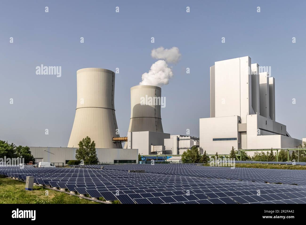 Braunkohlekraftwerk Lippendorf mit Dampfkühlturm, Solarfeld, Neukieritzsch, Sachsen, Deutschland Stockfoto
