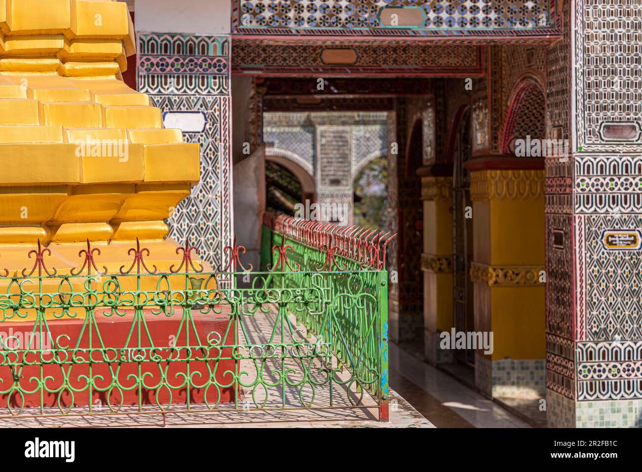 Buddhistischer Tempel mit bunten Mosaiken auf Mandalay Hill, Mandalay, Myanmar Stockfoto