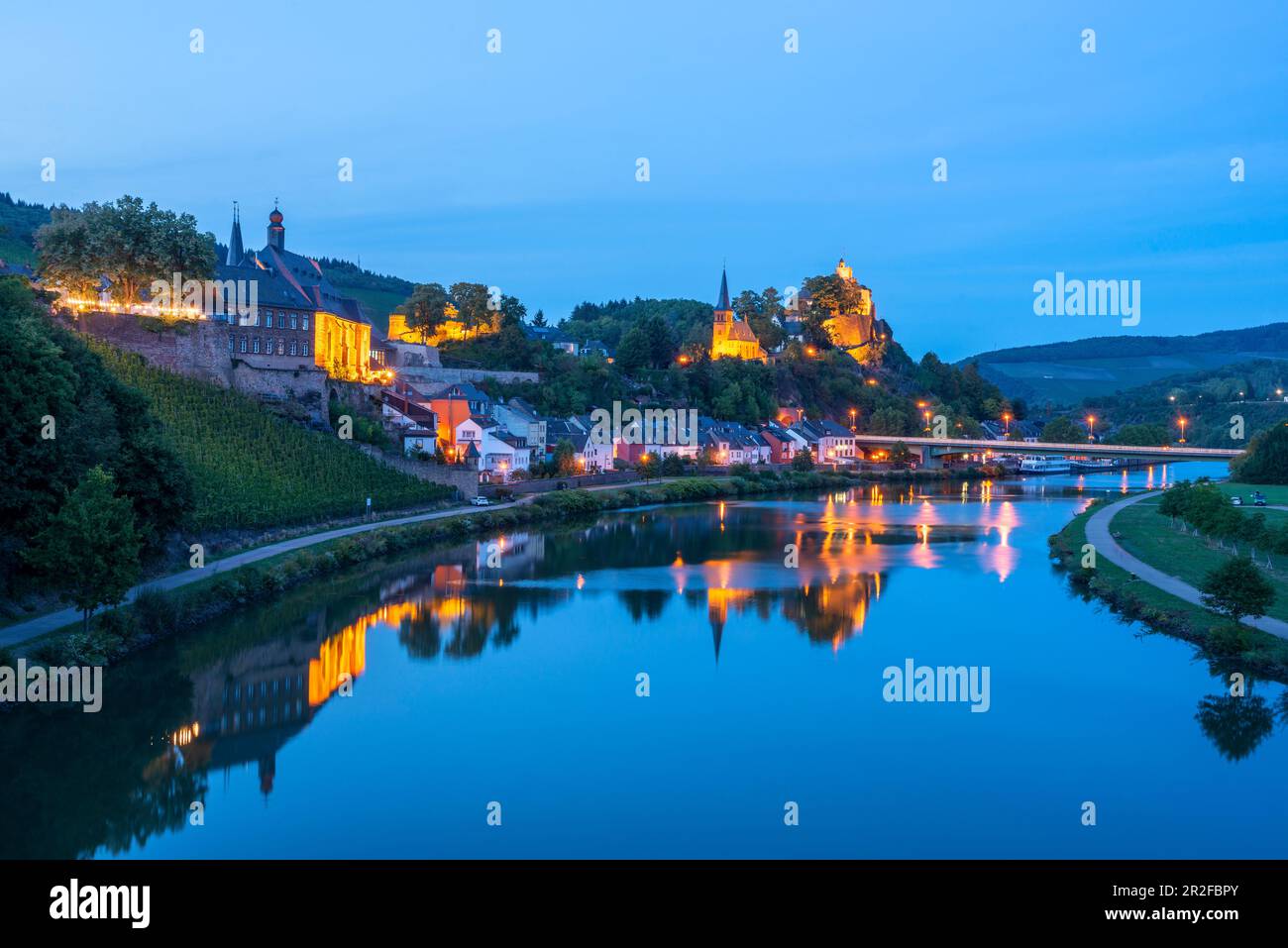 Blick auf Saarburg mit Saar, Schloss und Ausflugsboot, Rheinland-Pfalz, Deutschland Stockfoto