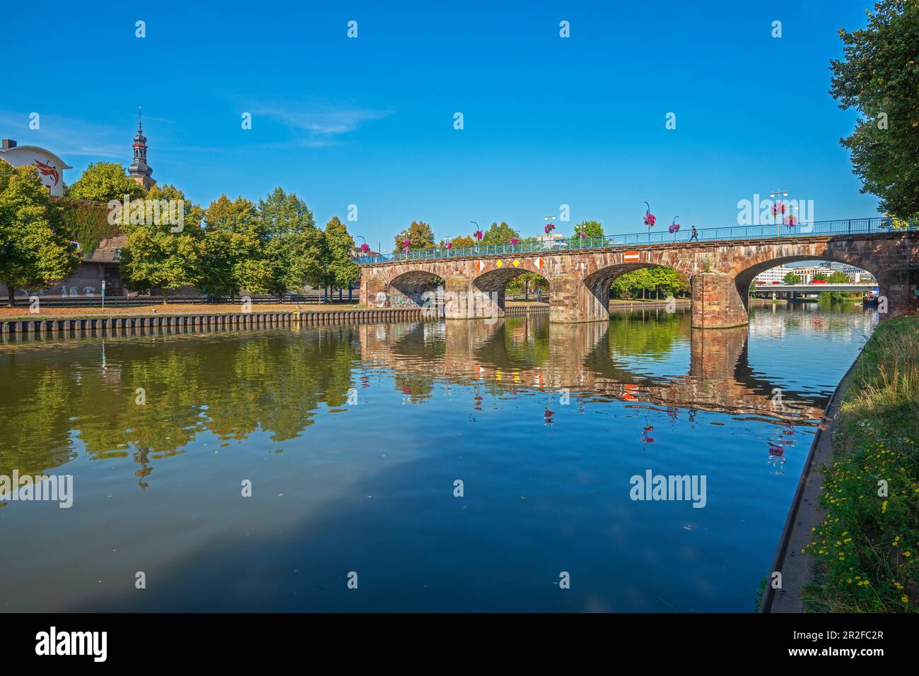 Saar mit alter Brücke und Burgkirche, Saarbrücken, Saarland, Deutschland Stockfoto