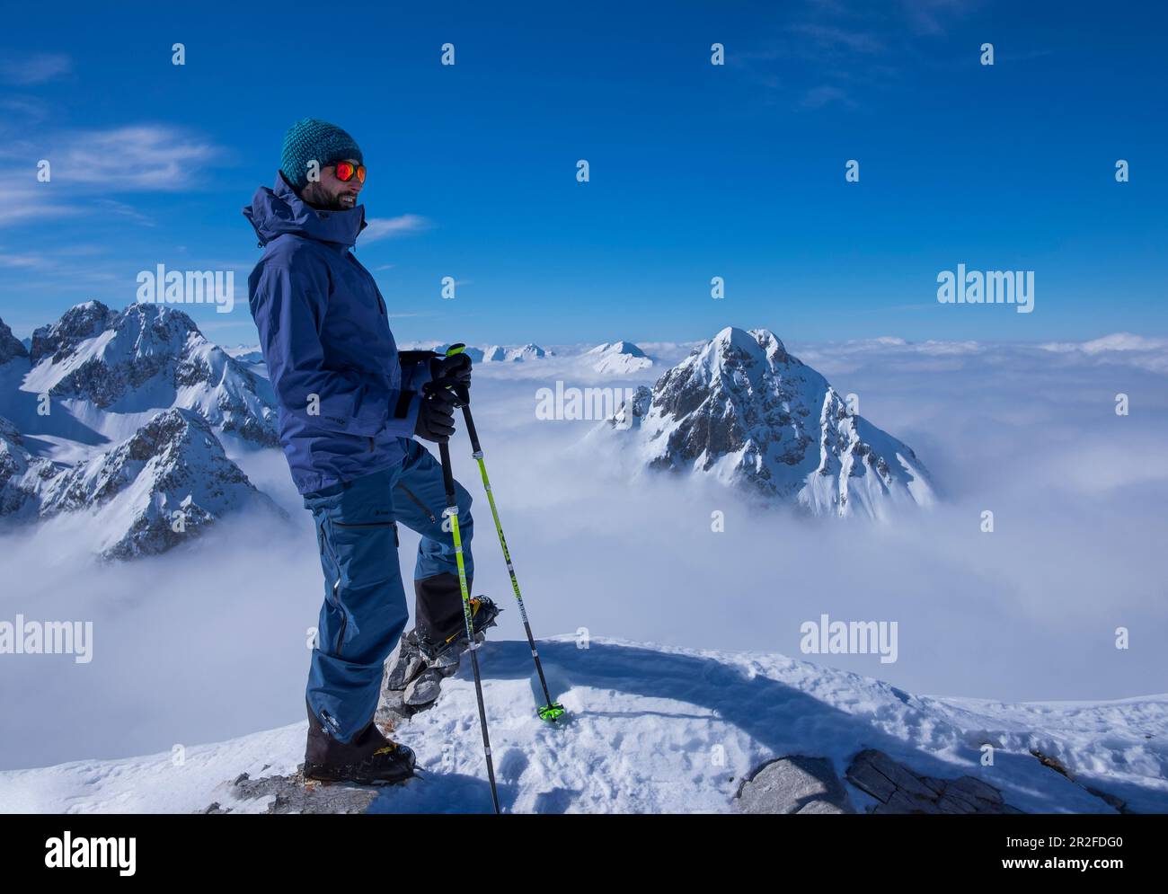 Mann auf dem Gipfel in Tajakopf in Ehrwald im Winter Stockfoto