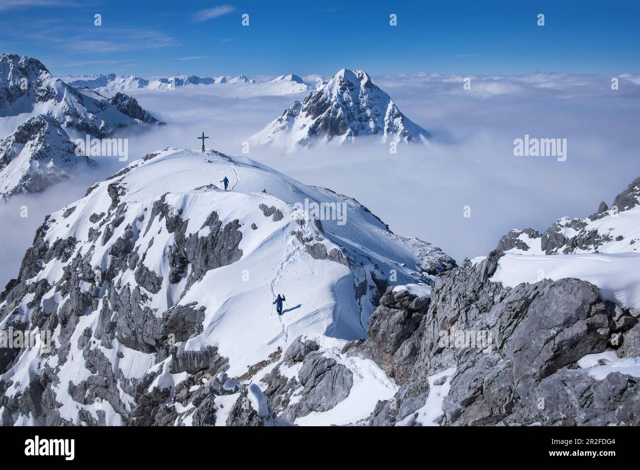 Skitour zum Gipfel auf dem Tajakopf in Ehrwald im Winter Stockfoto