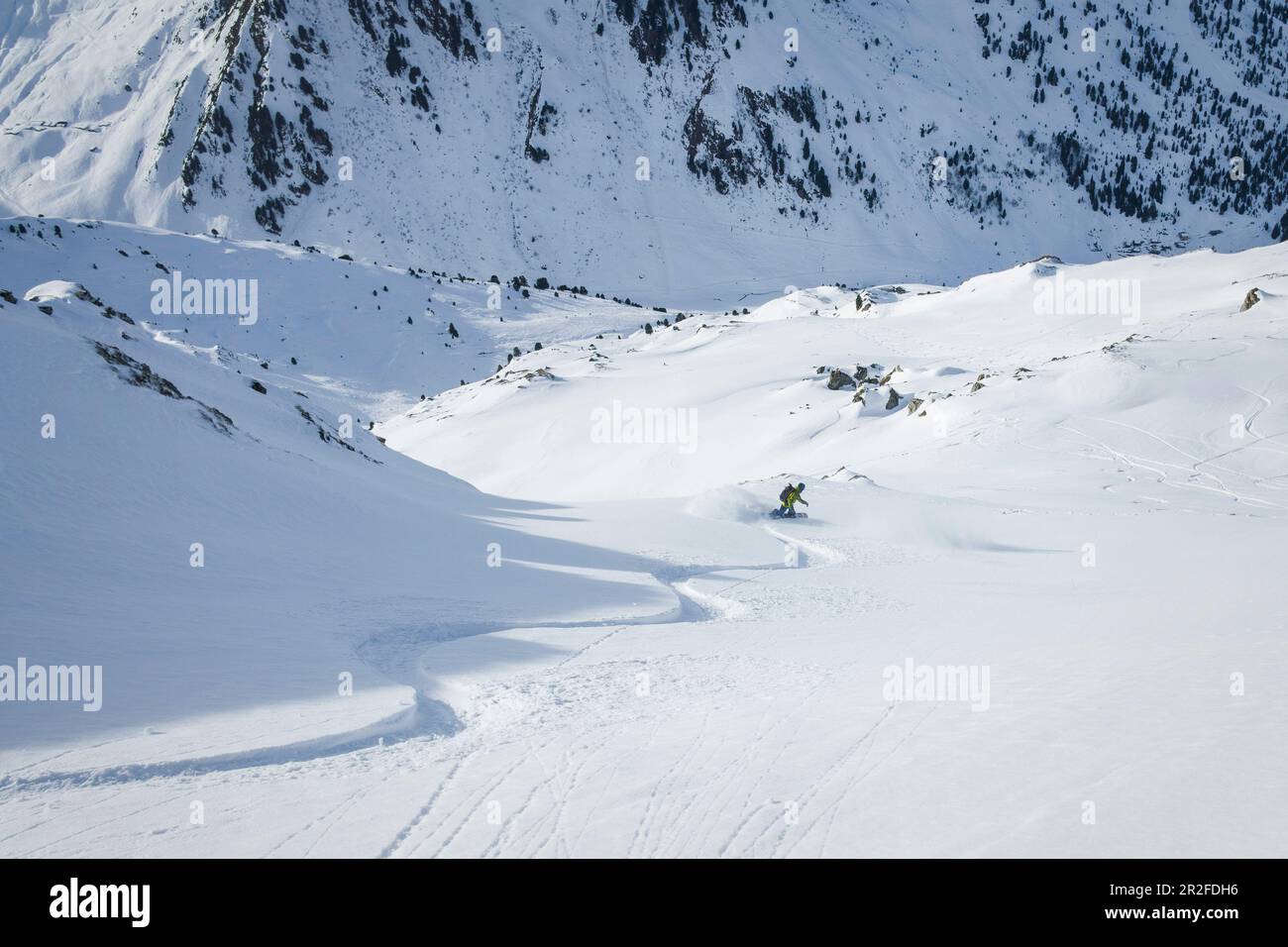 Snowboarder auf tiefem Schnee bergab in den Zillertalalpen, Hochfügen Stockfoto