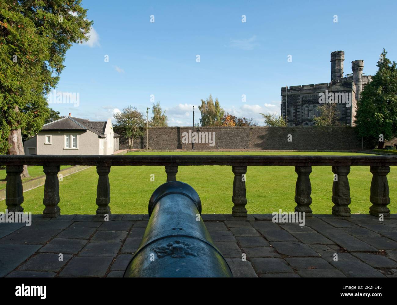 Eine Kanone blickt auf das historische Old Stirling Green Rasen Bowling Green in Stirling, Schottland, Großbritannien Stockfoto