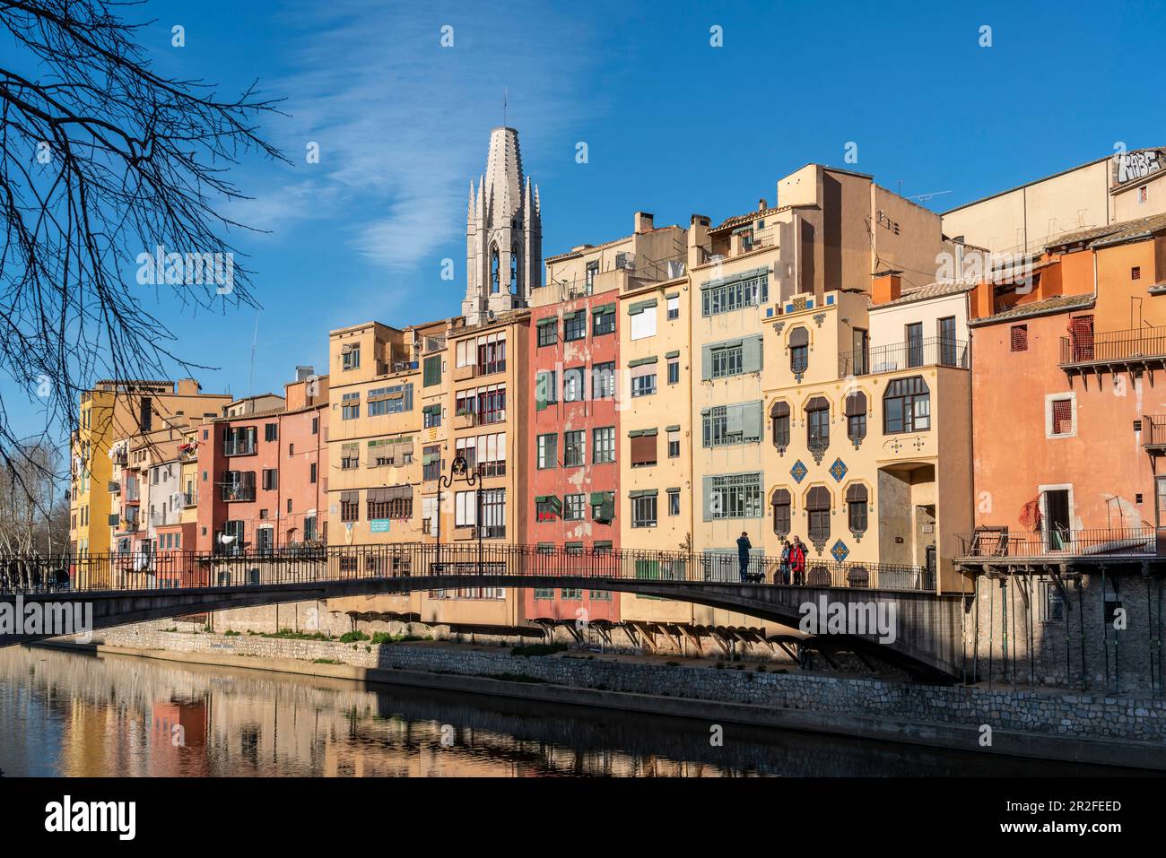Farbenfrohe Häuser am Fluss Onyar in Girona, Katalonien, Spanien Stockfoto