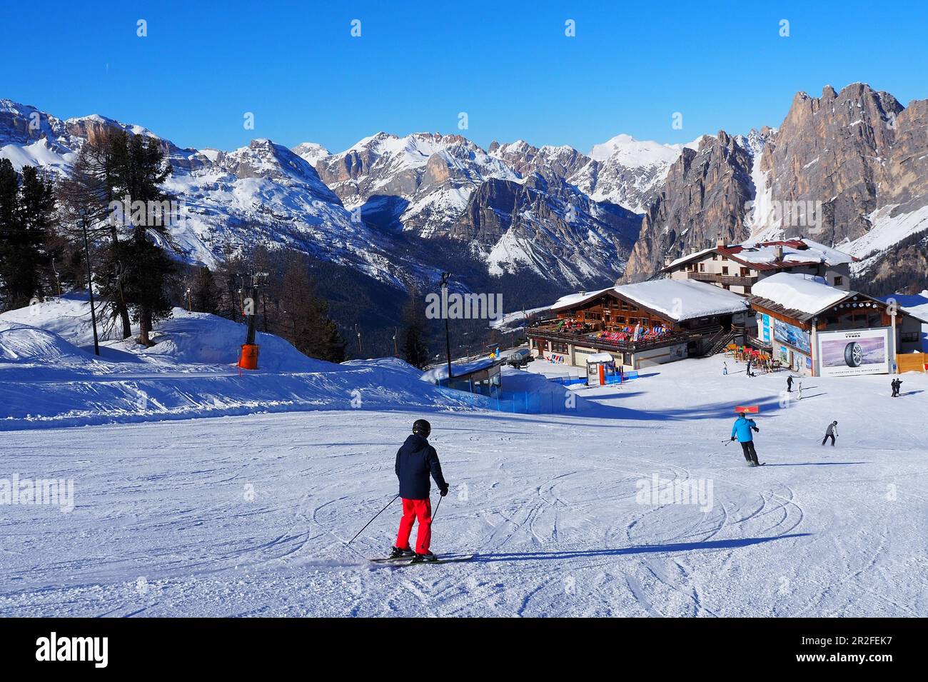 Im Skigebiet unter dem Cristallo über Cortina d'Ampezzo, Skipiste, Schnee, Skifahrer, Landschaft, Dolomiten, Winter in Venetien, Italien Stockfoto