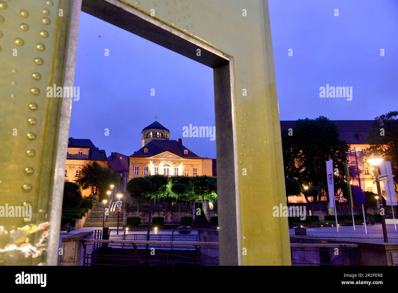 Blick, am Abend von der Opernstraße, in der Altstadt von Bayreuth, Lichter, Metallrahmen, Oberfrankreich, Bayern, Deutschland Stockfoto