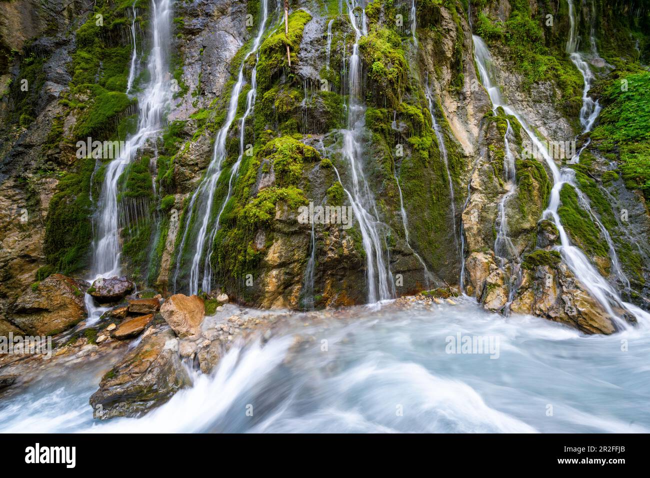 Die steilen Hänge des Wimbachklamms, Berchtesgadener Land, Bayern, finden Bäche und Abwässer Stockfoto