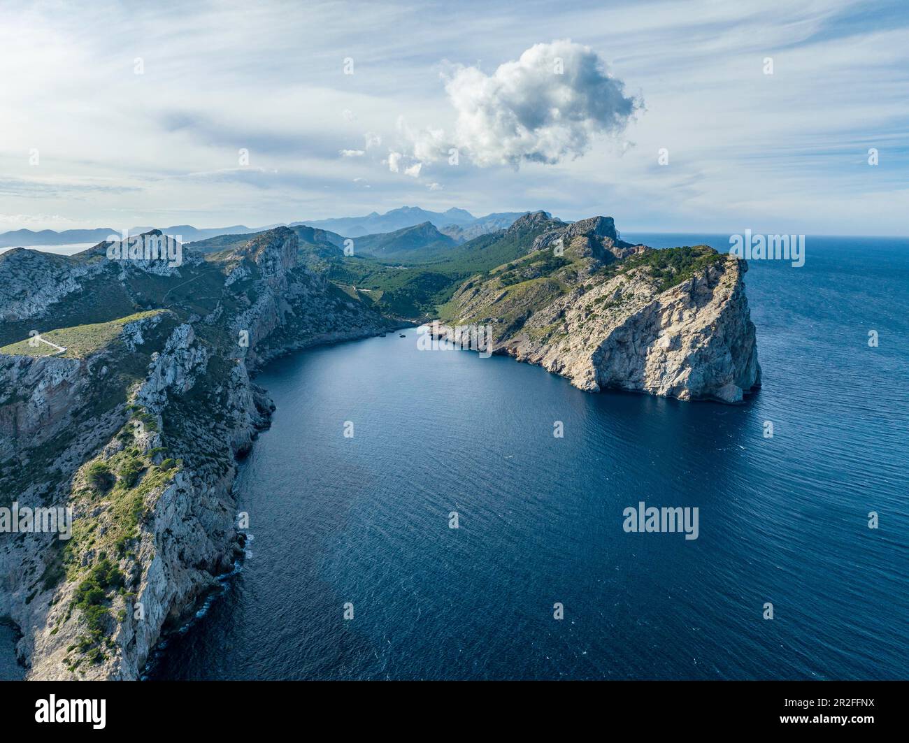 Flug vorbei an felsigen Klippen und Meer, Cap Formentor, Küstenlandschaft, Pollenca, Mallorca, Balearen, Spanien Stockfoto