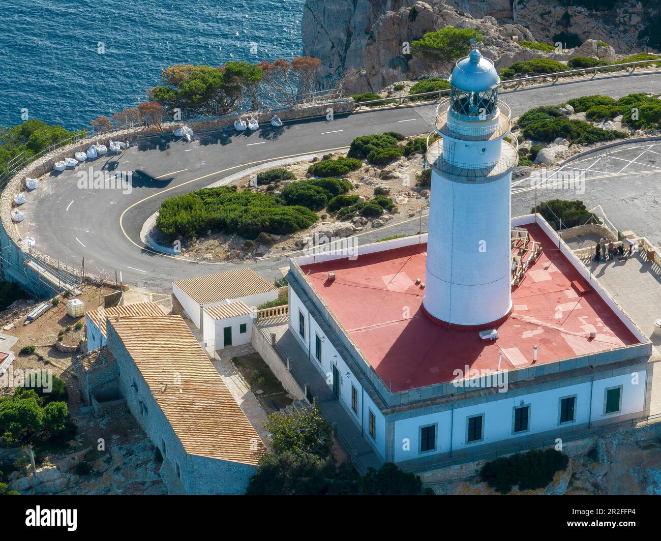 Spanien, Balearen, Mallorca, Pollenca, Flug vorbei an felsigen Klippen und Meer, Cap Formentor, Küstenlandschaft Stockfoto