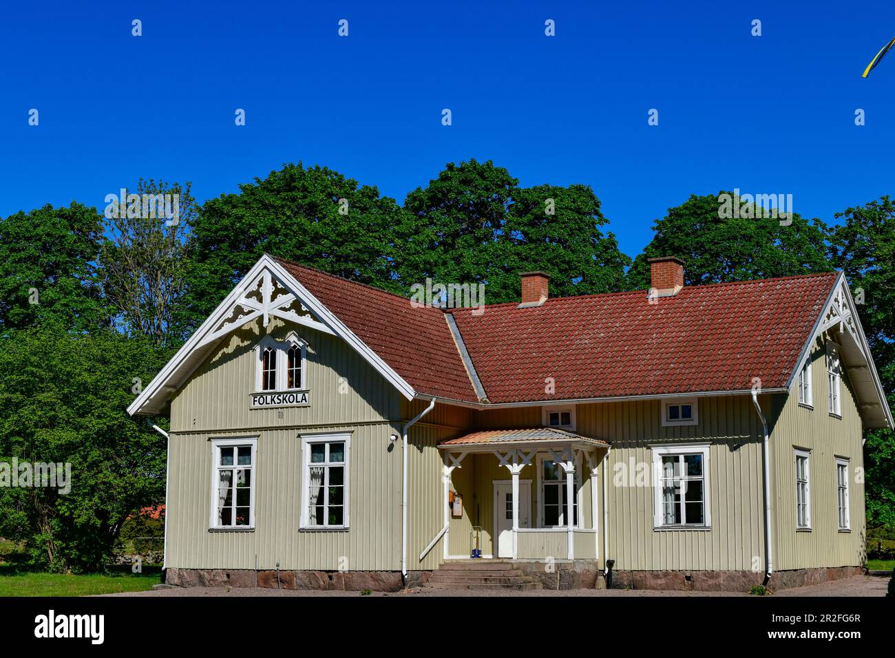 Die kleine Grundschule in einem schwedischen Haus bei Axvall, Schweden Stockfoto