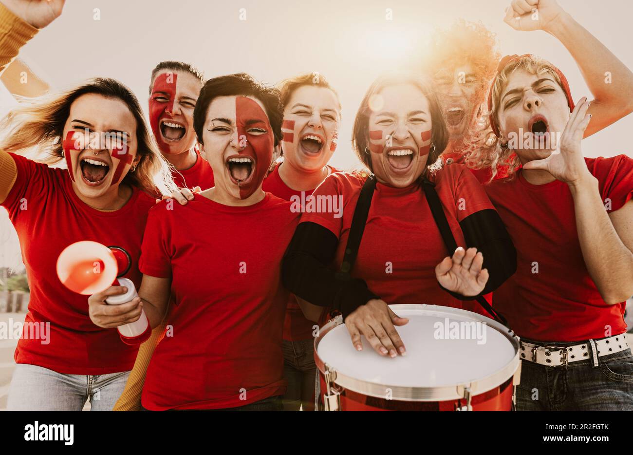 Frauen-Fußballfans, die Spaß dabei haben, ihre Lieblingsmannschaft anzufeuern – das Unterhaltungskonzept für Fußballsport Stockfoto