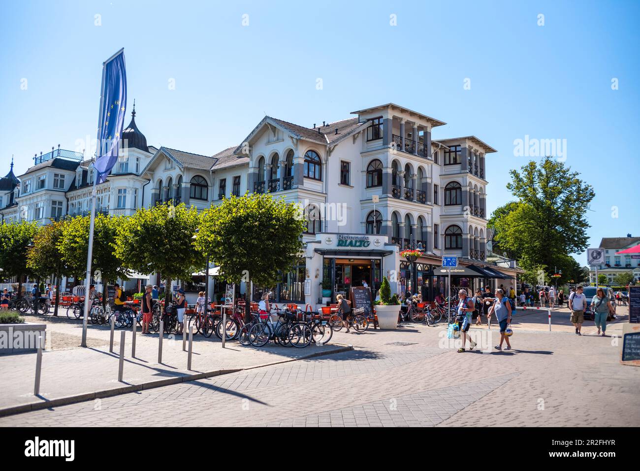 Promenade in Kaiserbad Ahlbeck mit Urlaubern und Touristen, Usedom, Mecklenburg-Vorpommern, Deutschland Stockfoto