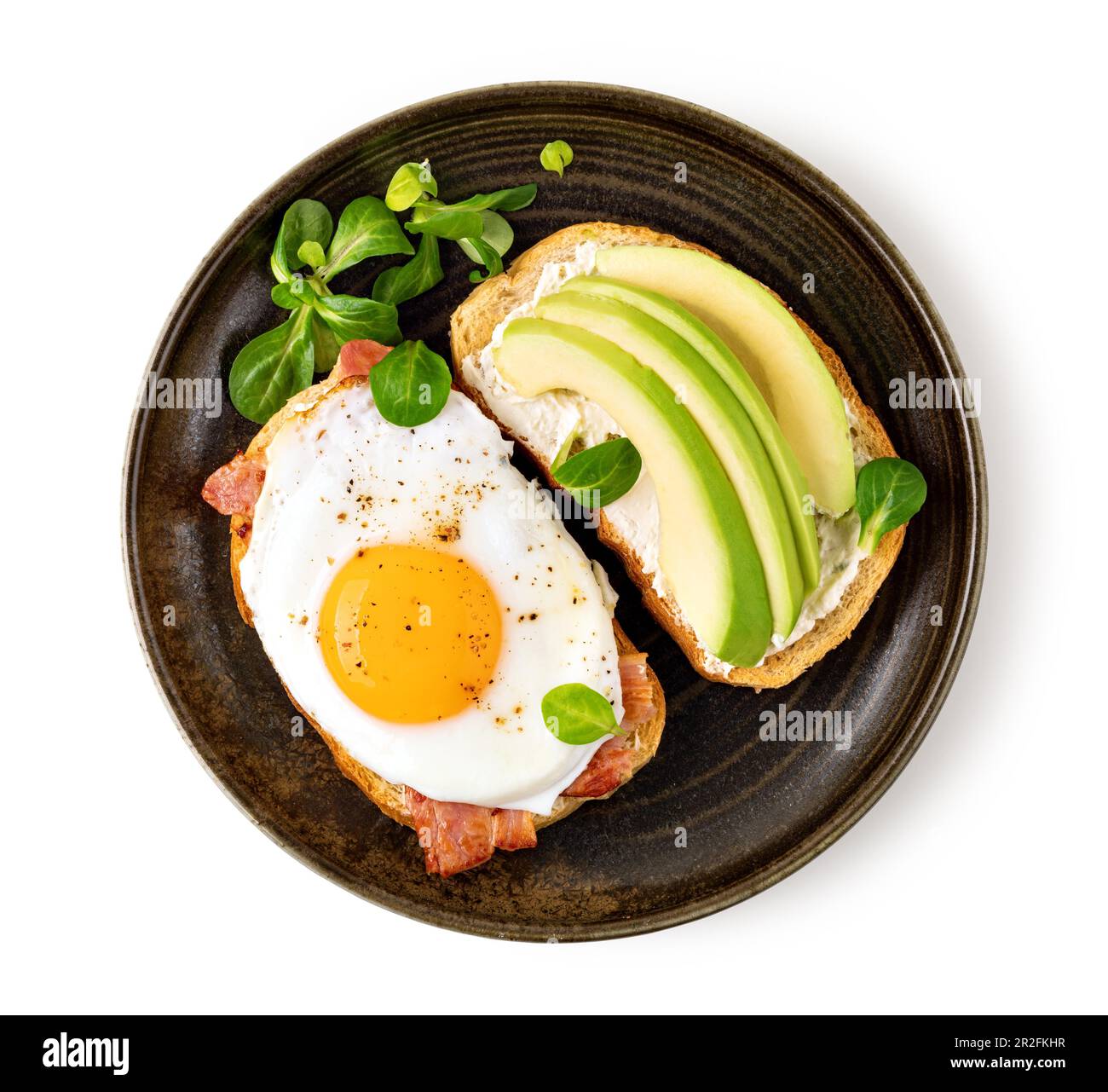 Avocado-Sandwich mit gebratenem Ei auf einem Teller, isoliert auf weißem Hintergrund Stockfoto