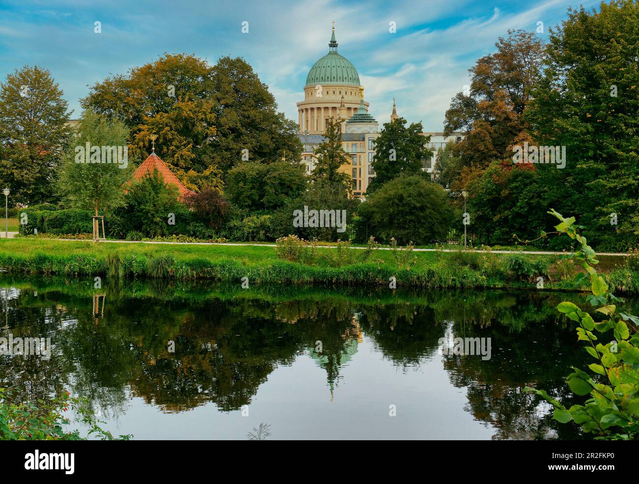 Neue Reise durch Havel, Friendship Island, Nikolaikirche und Altes Rathaus auf dem Alten Markt, Potsdam, Brandenburg, Deutschland Stockfoto