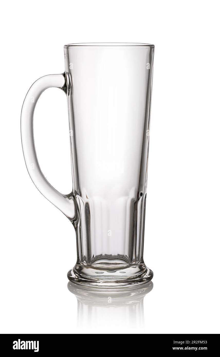 Glas trinkendes Bier auf weißem Hintergrund isoliert Stockfoto