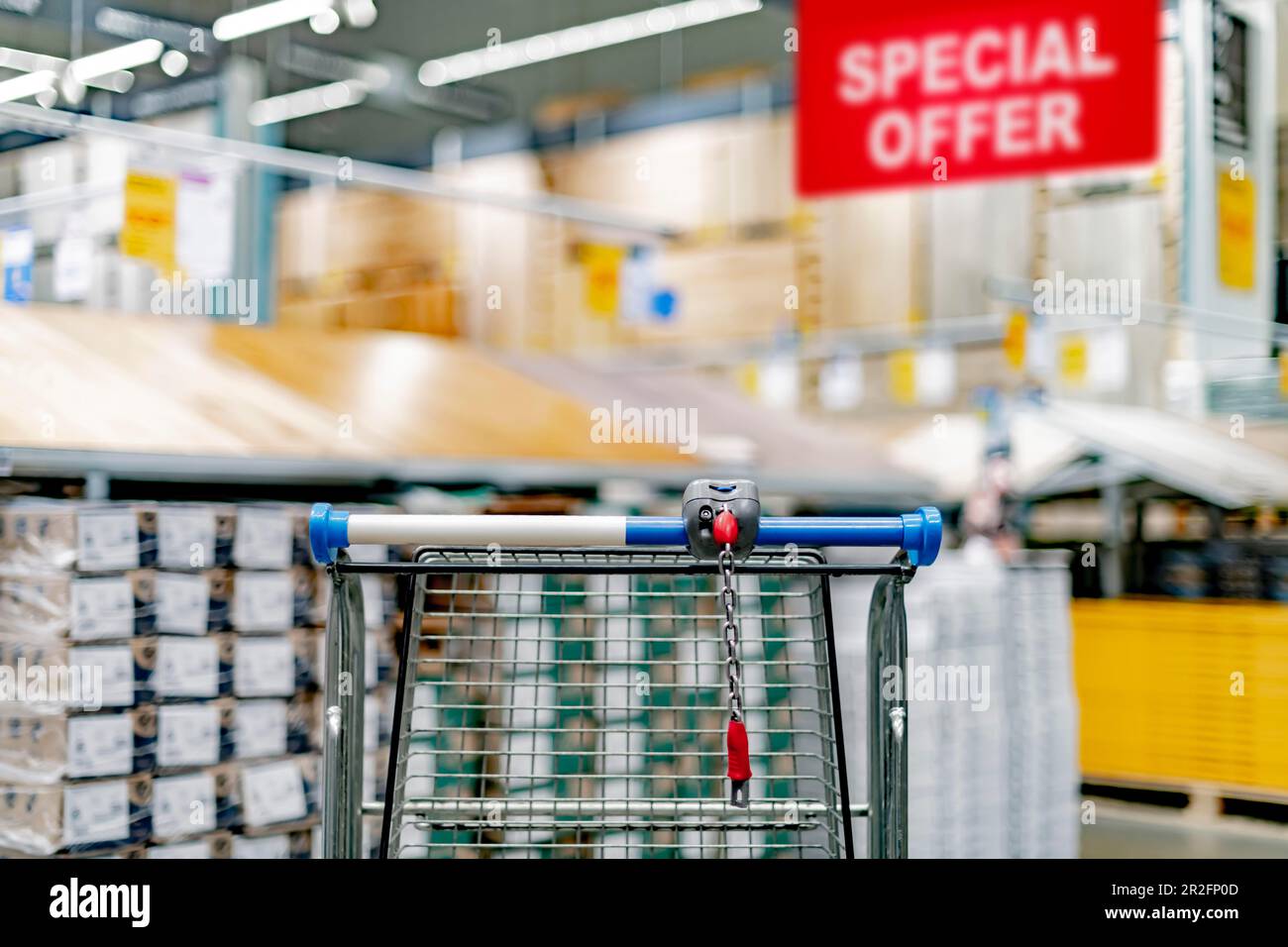 Ein Einkaufswagen in einem Baumarkt Stockfoto