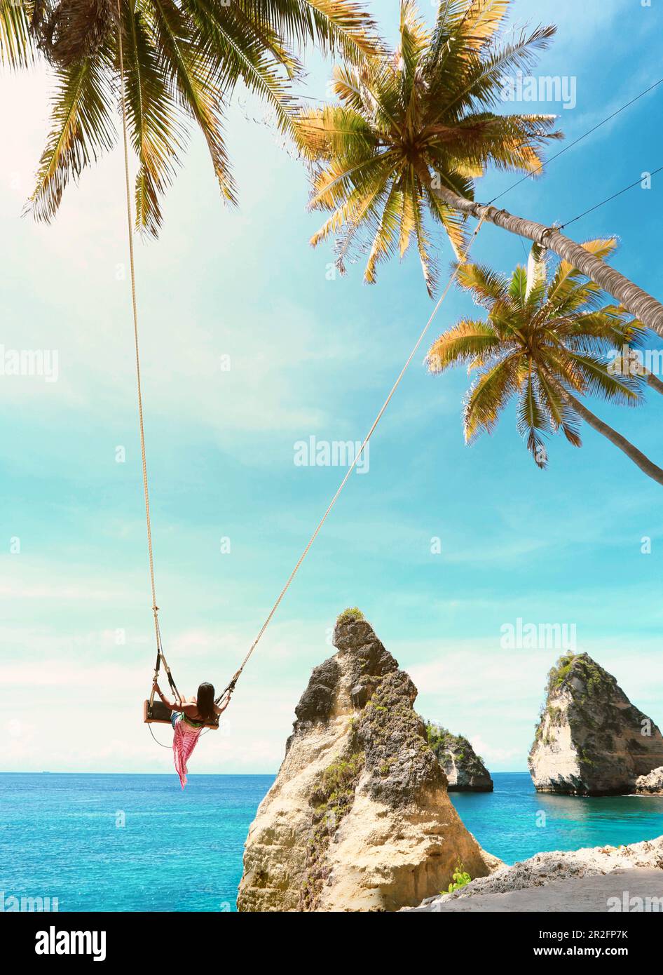 Weicher Fokus auf Frau auf Bali Schaukel am Strand am Diamond Beach, Nusa Penida Insel Bali, Indonesien Stockfoto