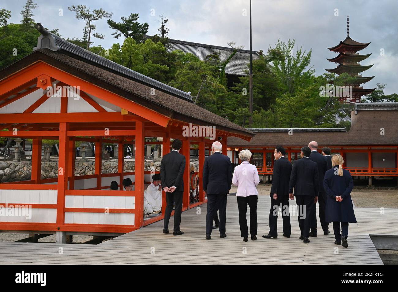 Hatsukaichi, Japan. 19. Mai 2023. Eine Gruppe von Sieben Führern hält am ersten Tag des G7-Gipfels am 19. Mai 2023 in Hatsukaichi, Japan, an, um den Musikern beim traditionellen Gagaku zuzuhören, während sie den Itsukushima-Schrein auf der Insel Miyajima besichtigen. Von links: Kanadischer Premierminister Justin Trudeau, USA Präsident Joe Biden, die Präsidentin der Europäischen Kommission Ursula von der Leyen, der japanische Premierminister Fumio Kishida, der britische Premierminister Rishi Sunak, der deutsche Kanzler Olaf Schotz, der französische Präsident Emmanuel Macron und der italienische Premierminister Giorgia Meloni. Guthaben: Pool Photo/G7 Hiroshima/Alamy L Stockfoto