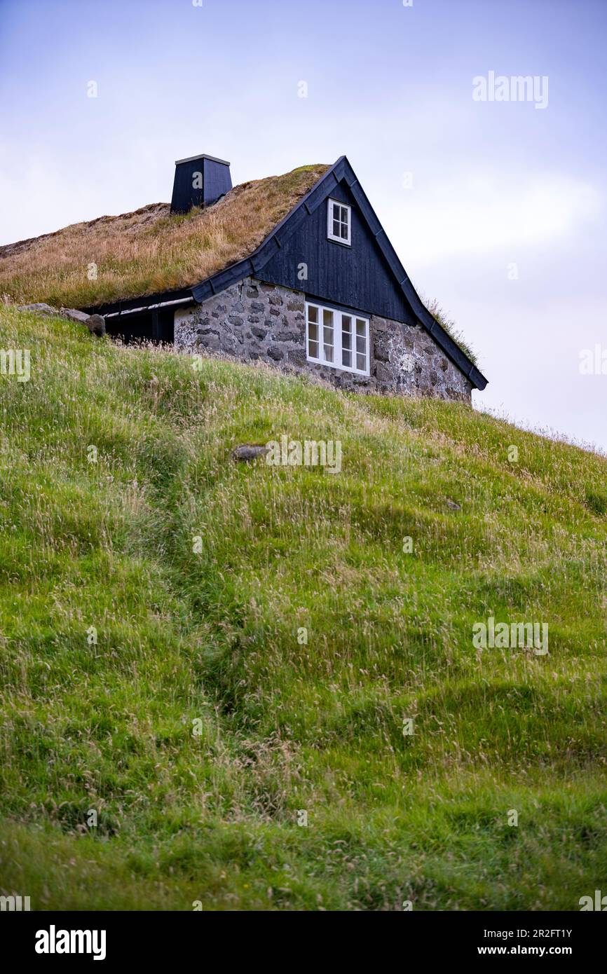 Blick auf das historische Haus von Saksun mit einem Grasdach, Streymoy Island auf den Färöern. Stockfoto