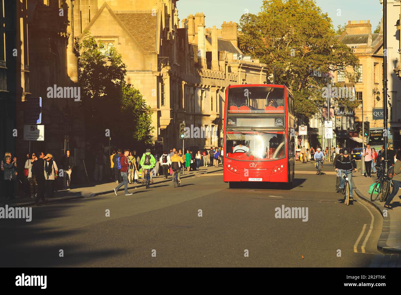 Oxford, Vereinigtes Königreich - 20. September 2019 : Blick auf die Straßenszene mit rotem Doppeldeckerbus auf der Straße von Oxford, Vereinigtes Königreich. Stockfoto