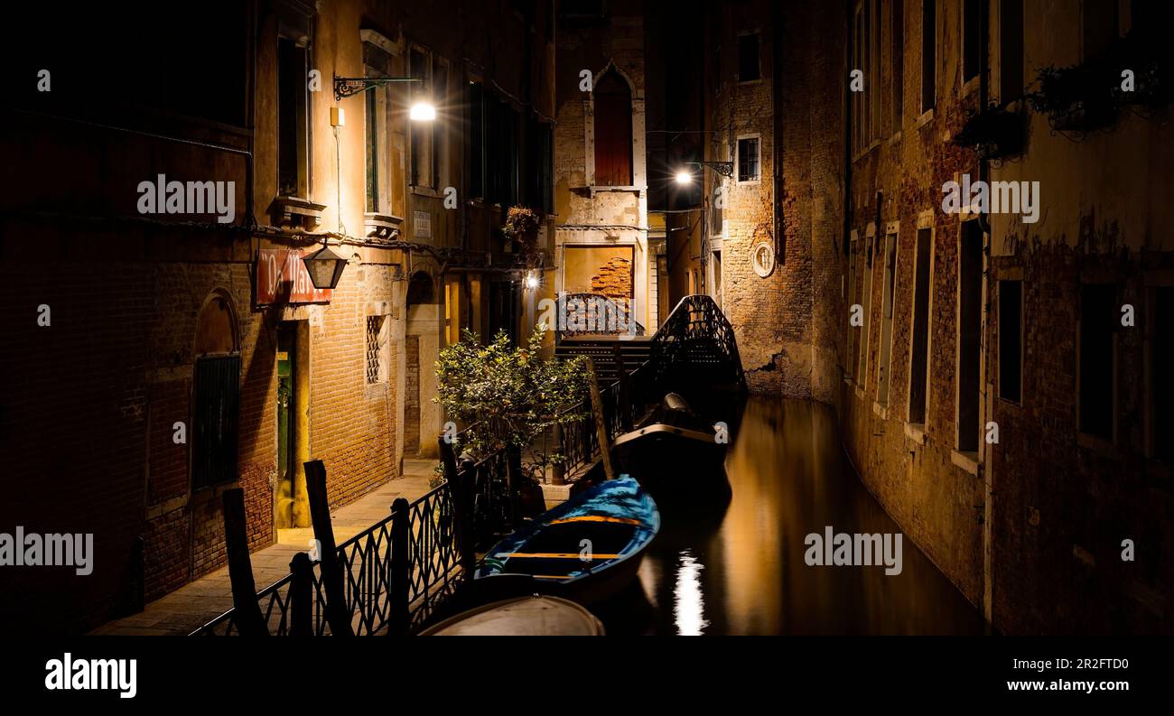 Ruhiges Hotel in Venedig bei Nacht Stockfoto