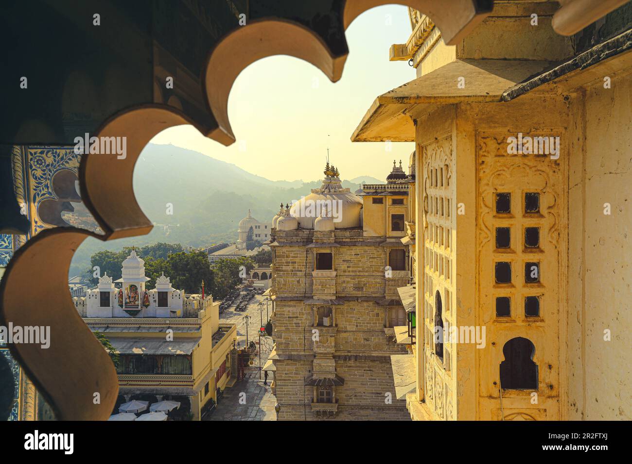 Udaipur, Indien - 23. Januar 2020: Architektur des Stadtpalastes im Bundesstaat Rajasthan Stockfoto