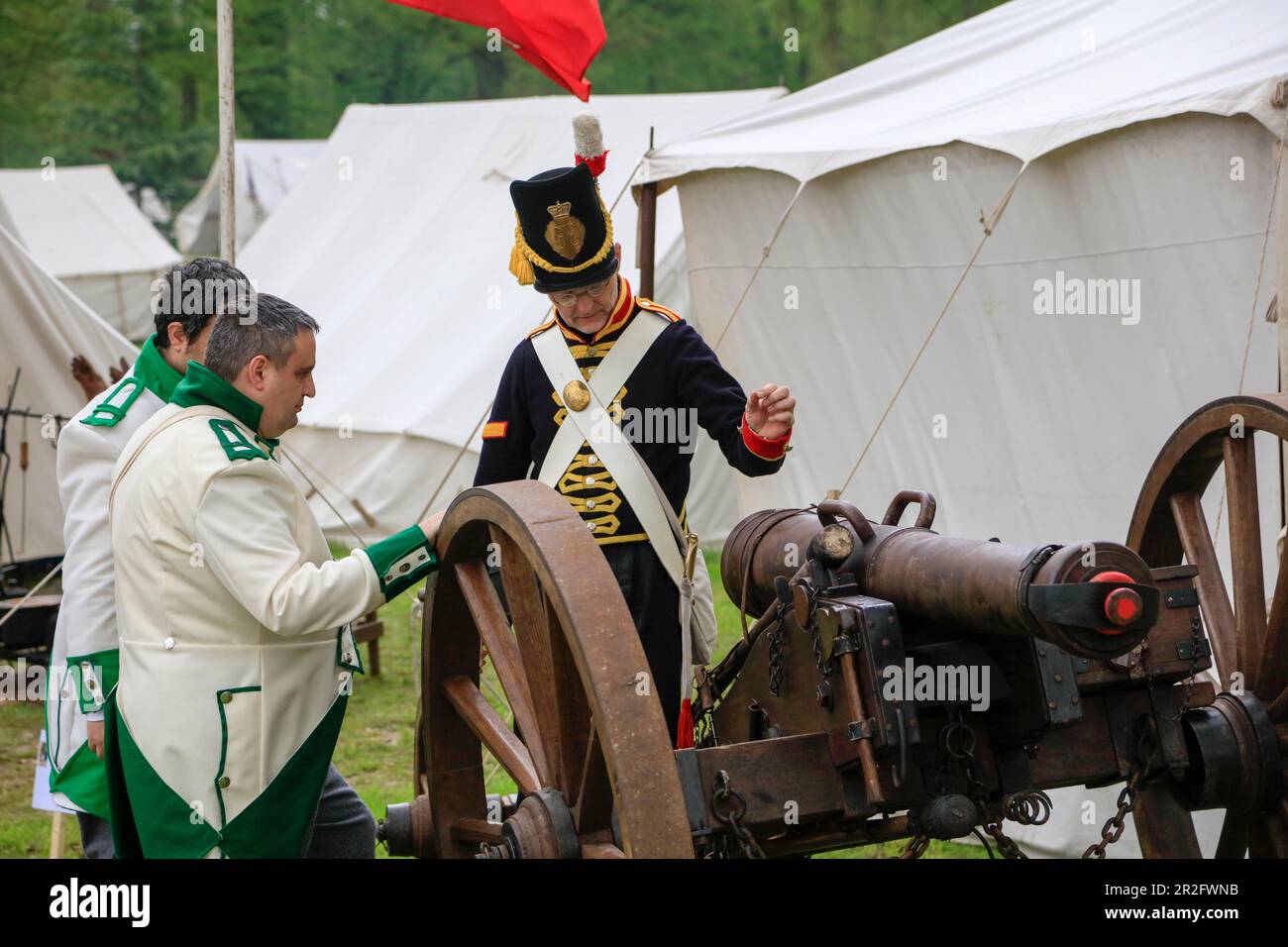 Soldaten mit Kanonen, Lustike Festtage, Nachstellung einer historischen Zeltstadt in Napoleonischer Zeit um 1800 mit Amateurdarstellern in der Geschichte Stockfoto