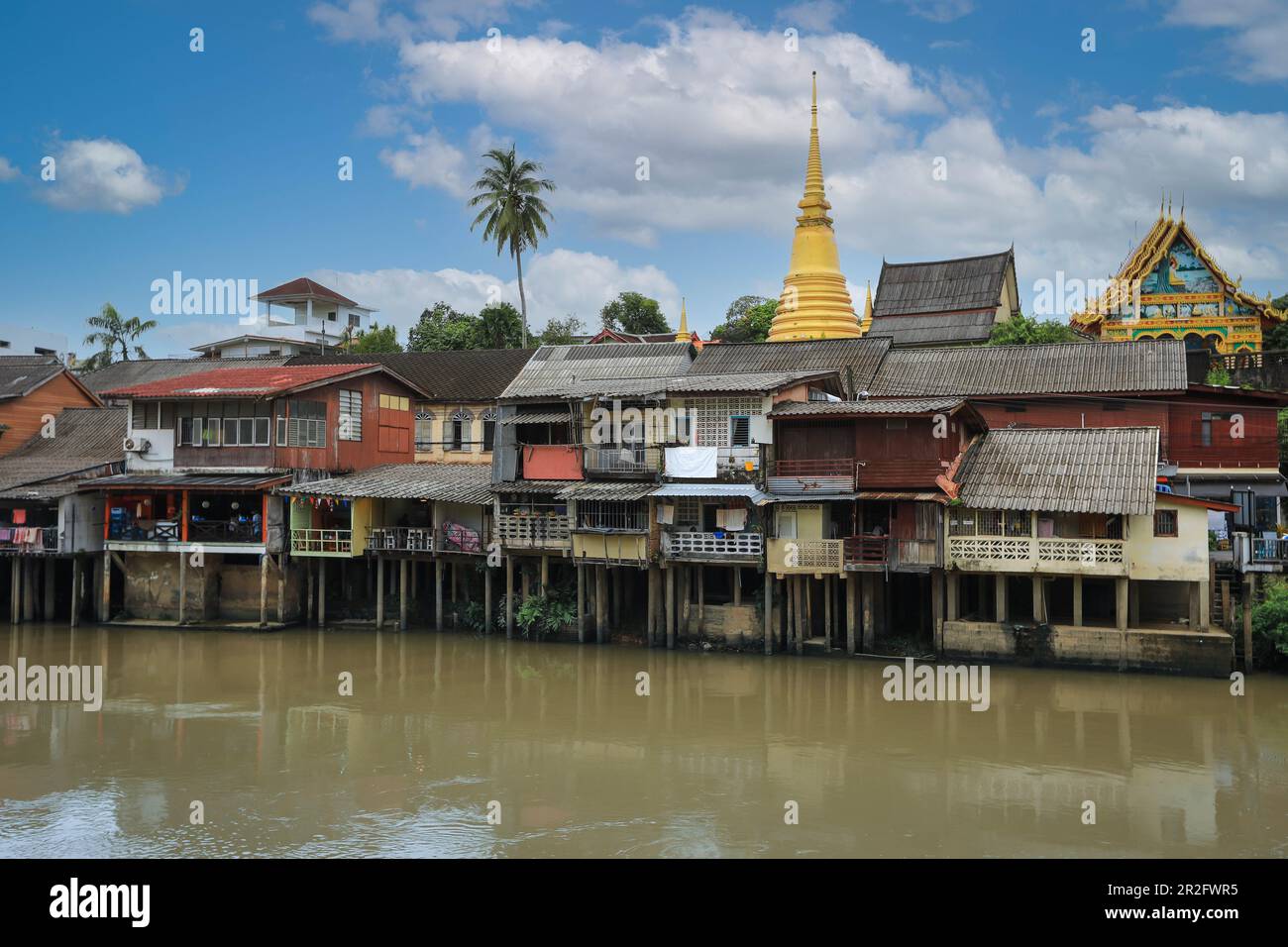 Selektiver Fokus auf houesisch, Altstadt am Flussufer, Wahrzeichen mit Tempel in der Chanthaburi provence, Thailand Stockfoto