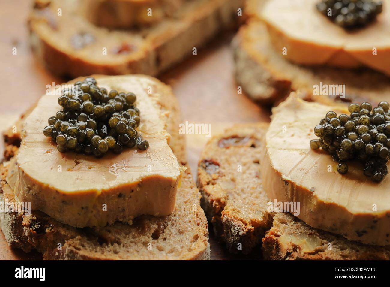 Schwarzer Kaviar auf Foie Gras und Brot schneiden, Fevtive Feier-Konzept Stockfoto