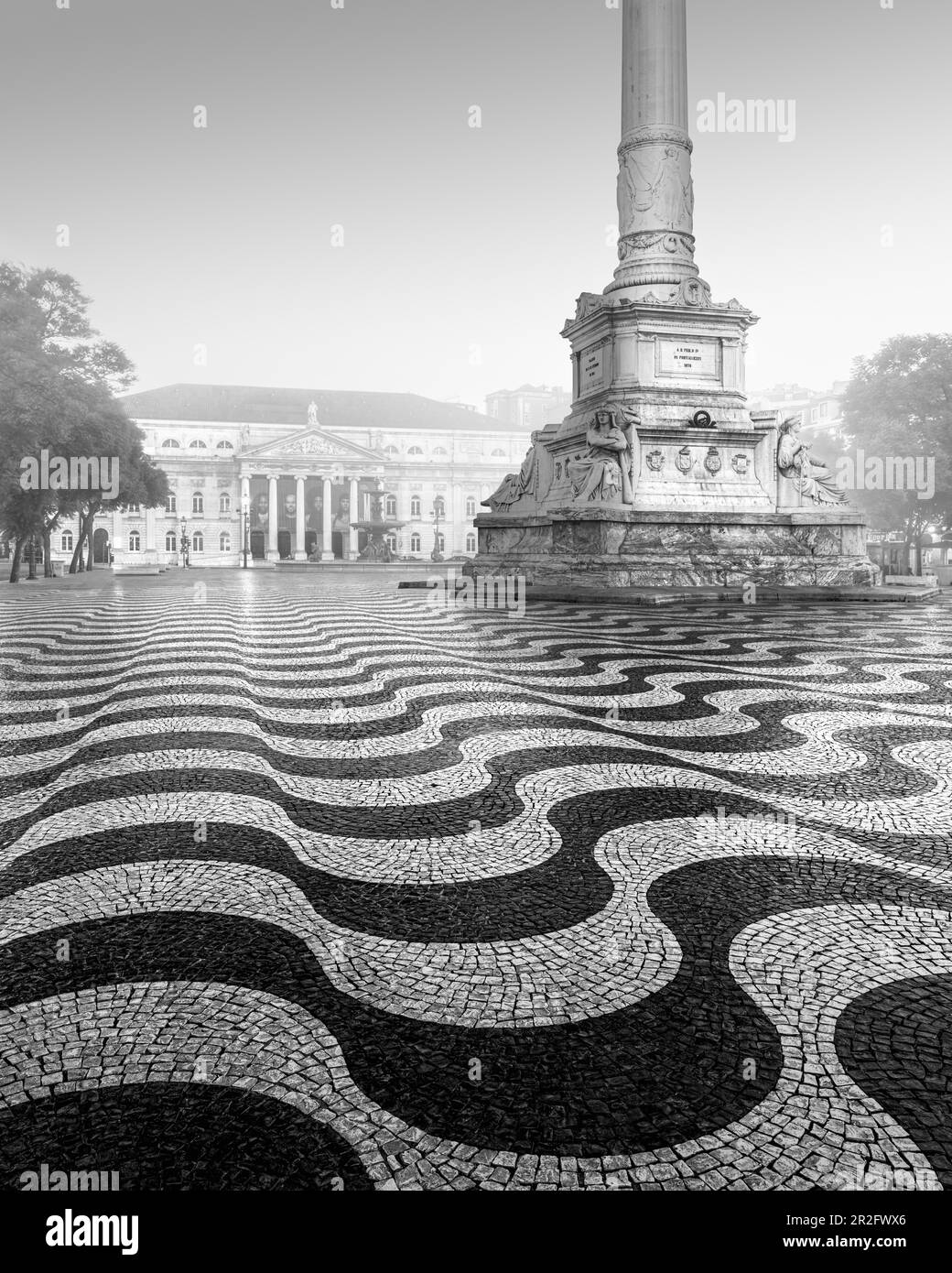 Schwarzweißfoto des Praca Dom Pedro mit dem berühmten Wellenmuster in Lissabon, Portugal Stockfoto