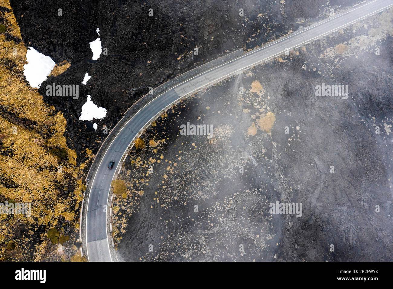 Straße mit Auto, Luftaufnahme, vulkanische Landschaft des Ätna, Sizilien, Italien Stockfoto