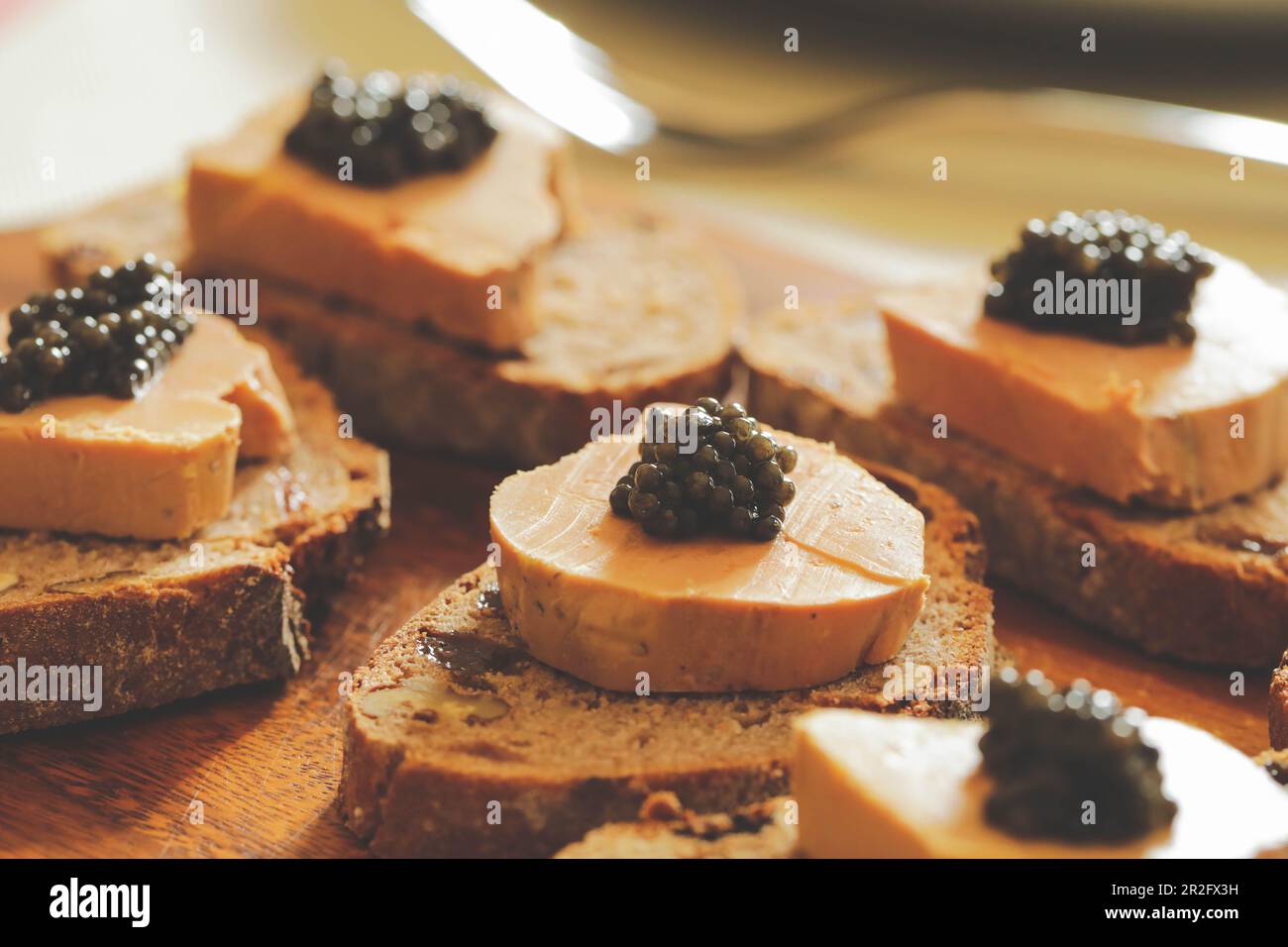 Selektiver Fokus auf schwarzem Kaviar mit Foie Gras und Brot schneiden, Fevtive Feier Konzept Stockfoto