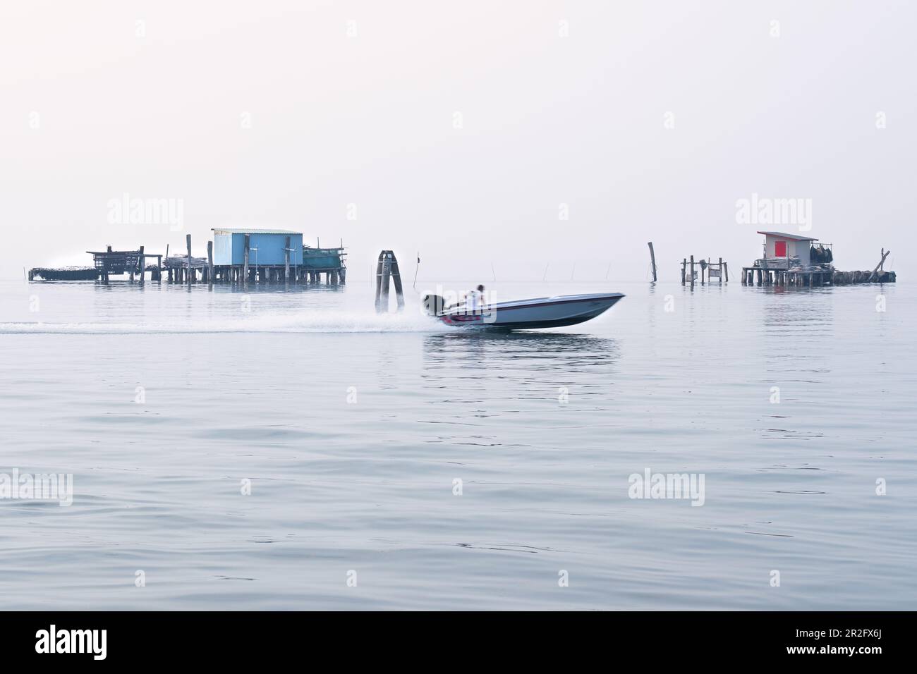 Blick auf die Fischerhütten auf Pfählen der Fischer von Pellestrina in der Lagune von Venedig, der Lagune von Venedig, der Pellestrina, Venetien, Italien, Europa Stockfoto
