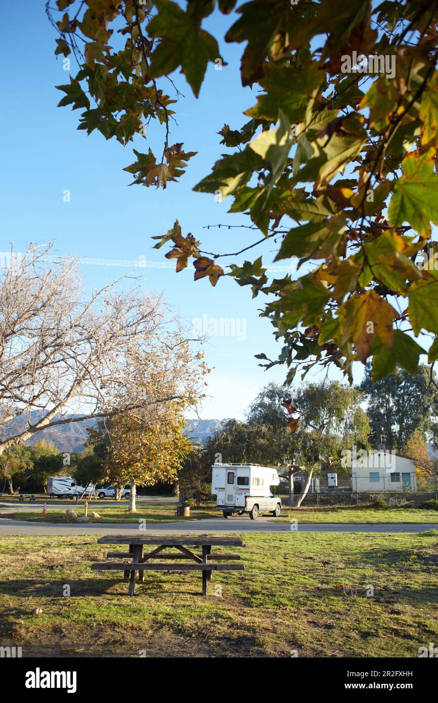 Picknickbereich auf dem Campingplatz von Carpinteria, Santa Barbara, Kalifornien, USA. Stockfoto