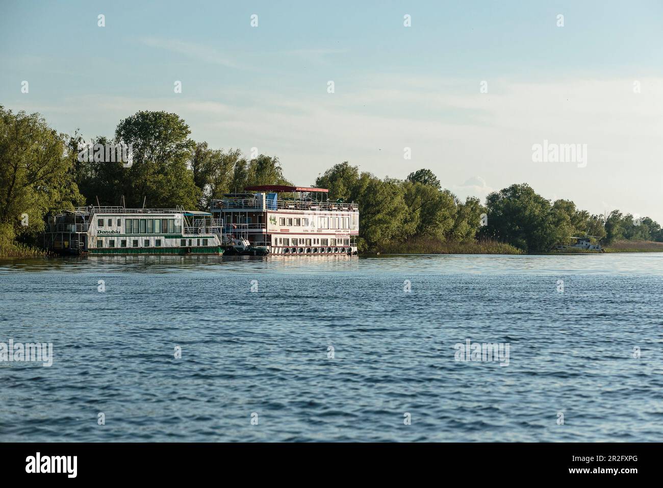 Große Touristenboote im Donaudelta in der Nähe von Sulina, Tulcea, Rumänien. Stockfoto