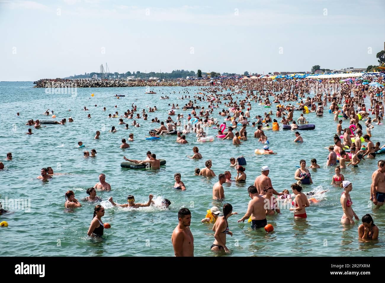 Schwarzmeerküste: Badende am Strand Eforie Nord, Constanta County, Rumänien. Stockfoto