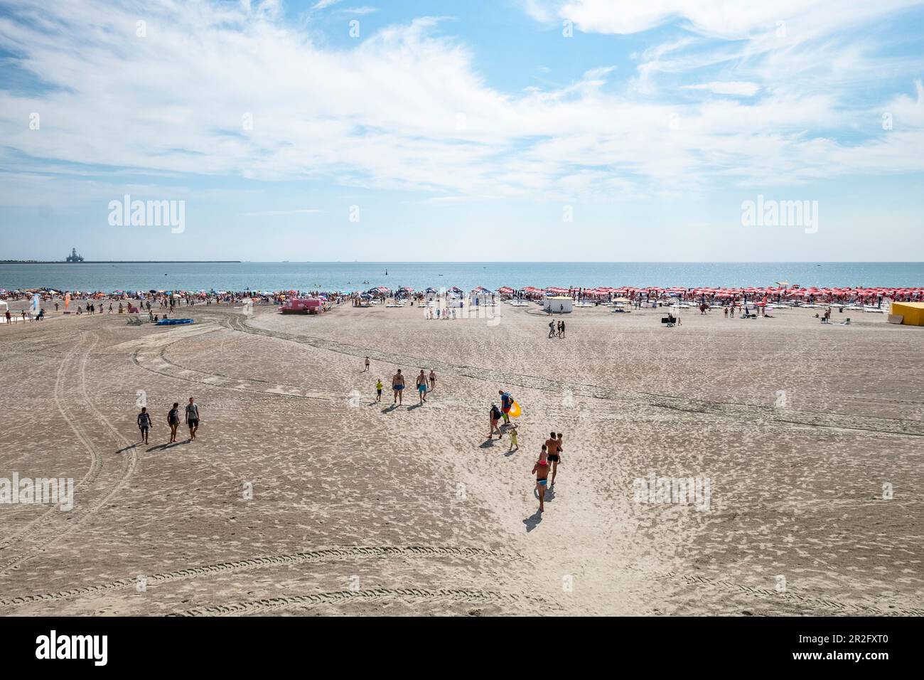 Schwarzmeerküste: Badestrand mit Badesachen, Liegen und Sonnenschirmen, Eforie Nord, Constanta County, Rumänien. Stockfoto