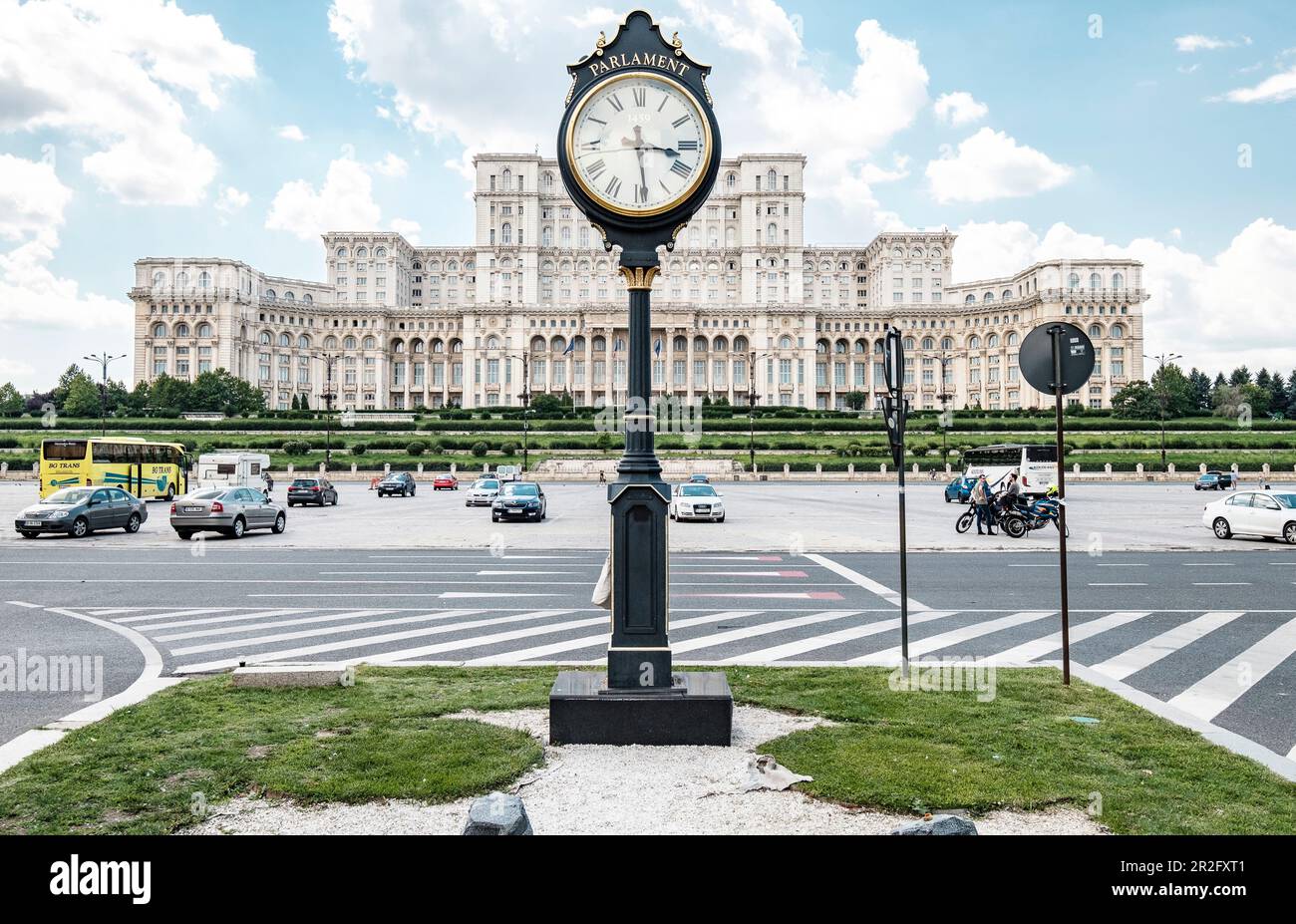 Parlamentspalast von Rumänien und Piața Constituției in der Hauptstadt Bukarest. Ehemals House of the People / Casa Poporului. Errichtet als monum Stockfoto