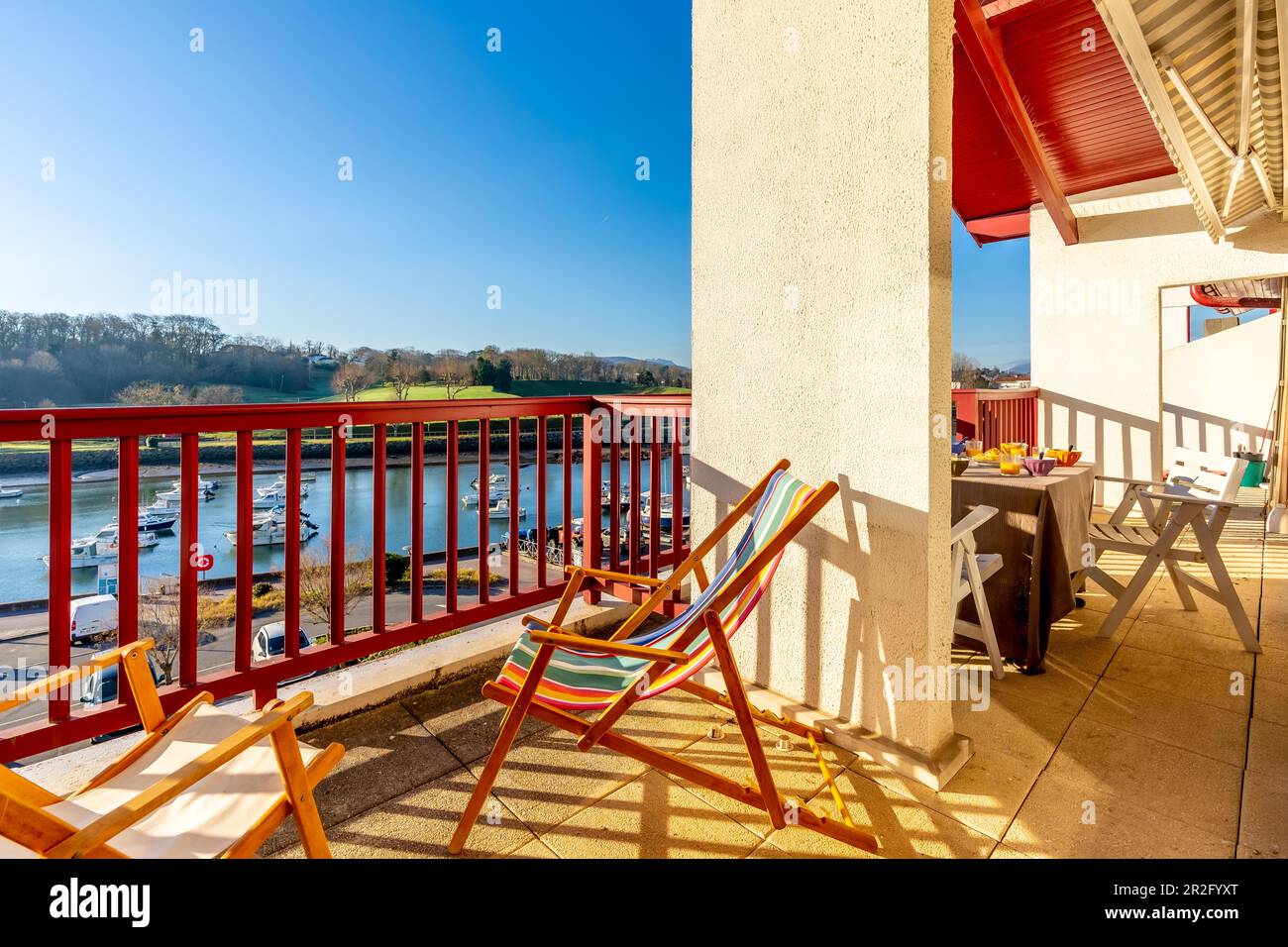 Sommerterrasse. Wunderschöne Terrasse mit Holzgeländer und Blick auf das Meer Stockfoto