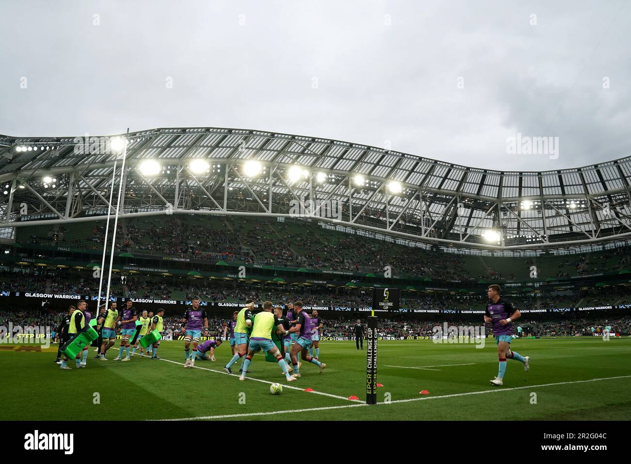 Die Spieler der Glasgow Warriors wärmen sich vor dem ECPR Challenge Cup-Finale im Aviva Stadium in Dublin, Irland, auf. Foto: Freitag, 19. Mai 2023. Stockfoto