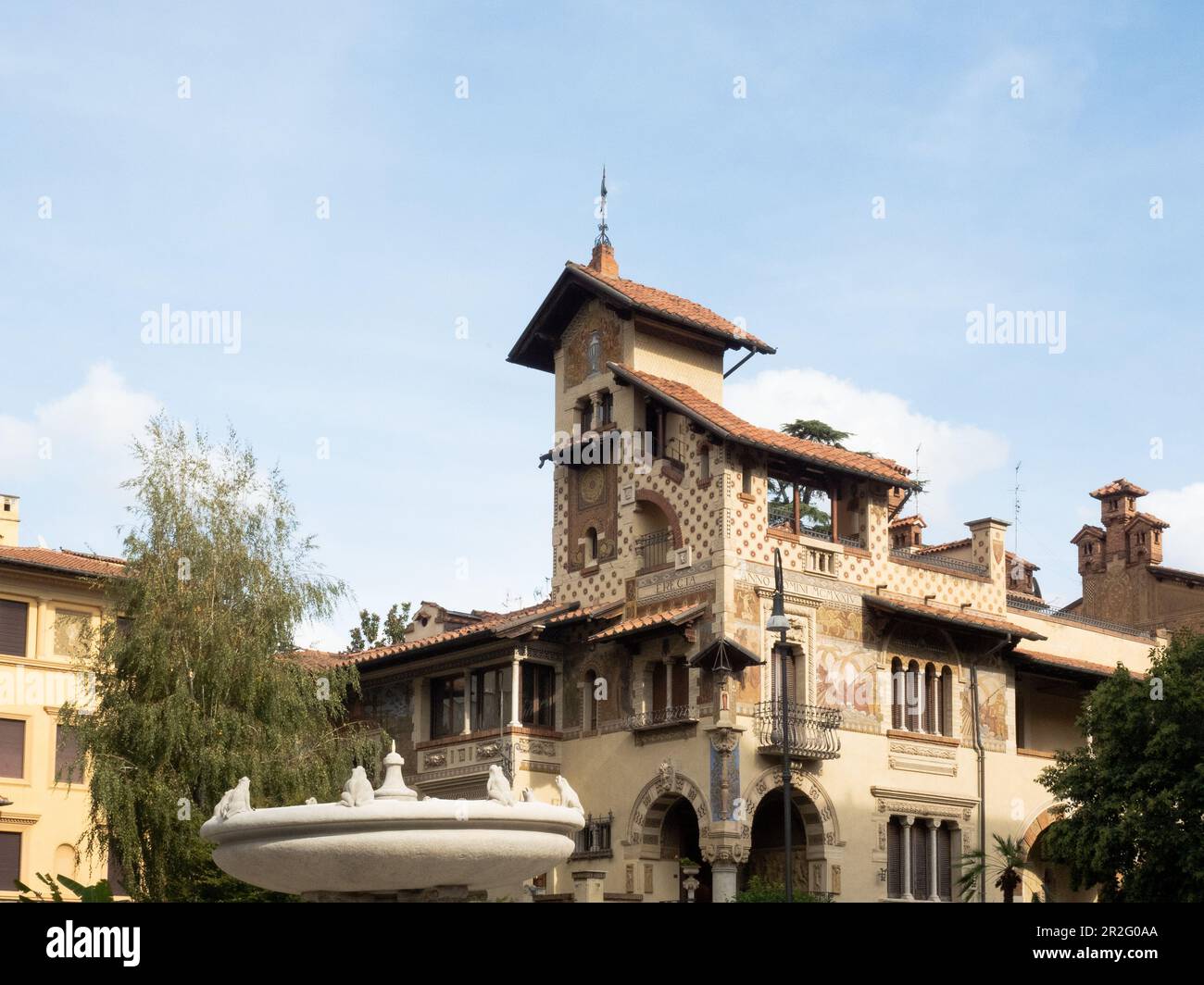 Quartiere Coppeda, Rom, Italien: Villino delle Fate mit Art Nouveau Design, Fontana delle Rane im Vordergrund Stockfoto