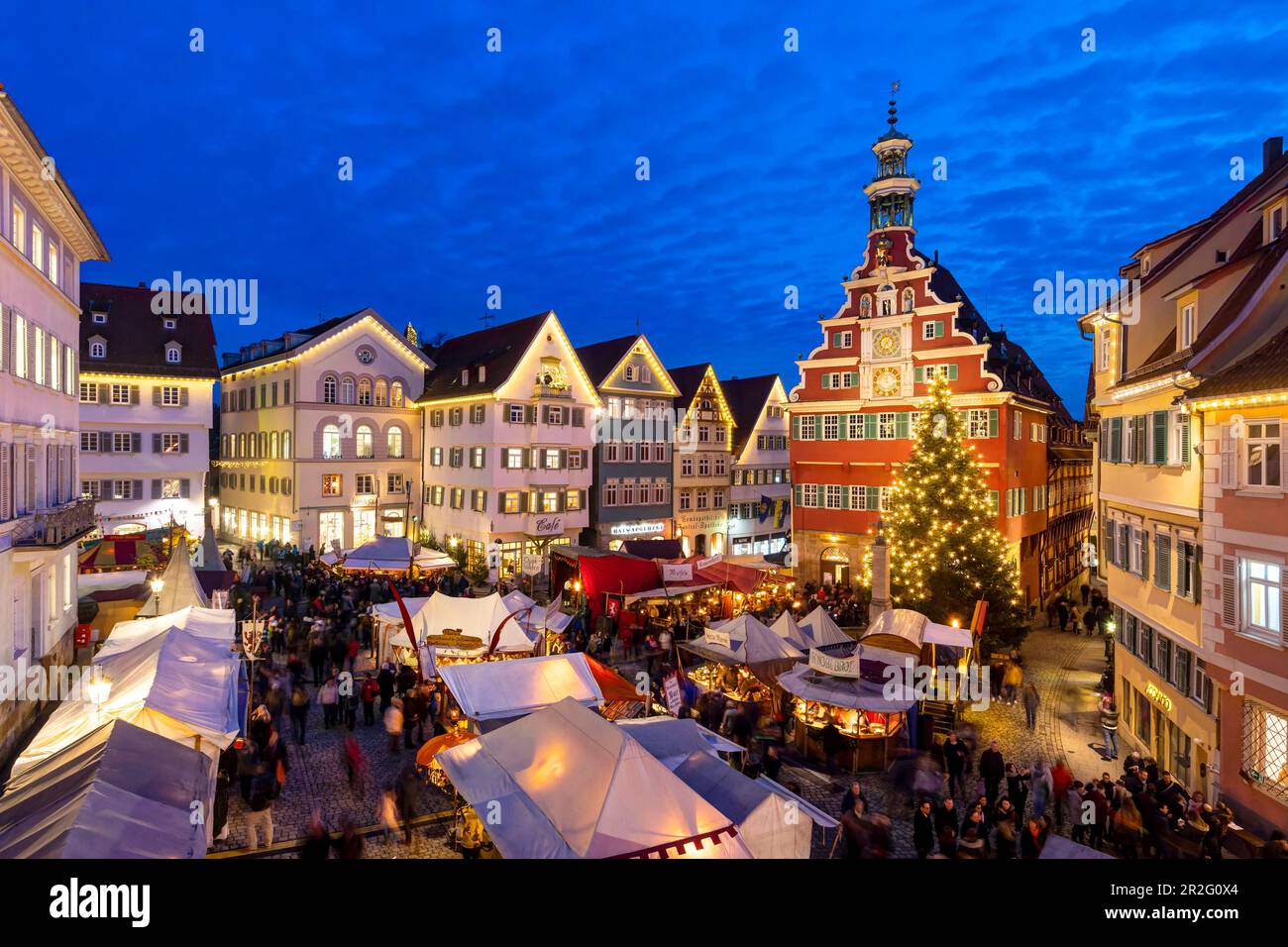 Mittelalterlicher Markt und Weihnachtsmarkt vor der Kulisse historischer Häuser, Weihnachtsbaum mit festlicher Beleuchtung, Esslingen, Baden-Württemberg Stockfoto