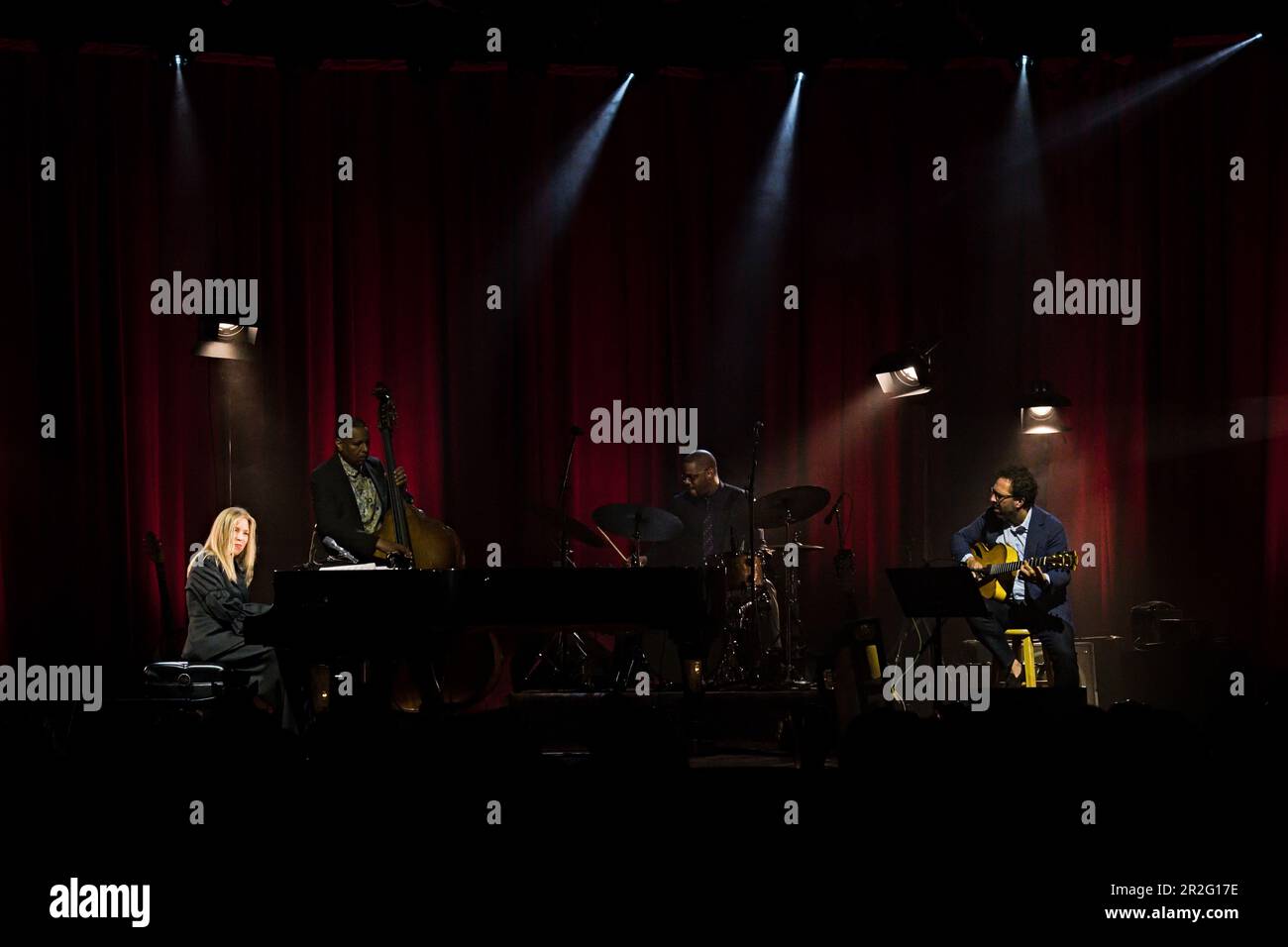 Brünn, Tschechische Republik. 19. Mai 2023. Die kanadische Jazzsängerin und Pianistin Diana Krall, Left, tritt während ihres Konzerts am 19. Mai 2023 in Brünn auf. Auf dem Foto sehen Sie L-R Diana Krall, Doppelbassist Robert Hurst, Schlagzeuger Karriem Riggins und Gitarrist Anthony Wilson. Kredit: Patrik Uhlir/CTK Photo/Alamy Live News Stockfoto