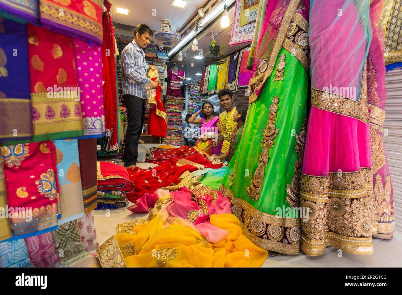 Textilladen mit bunten Stoffen für Sari, Straßenszene Bhuleshwar District, Mumbai, Maharashtra, Indien Stockfoto