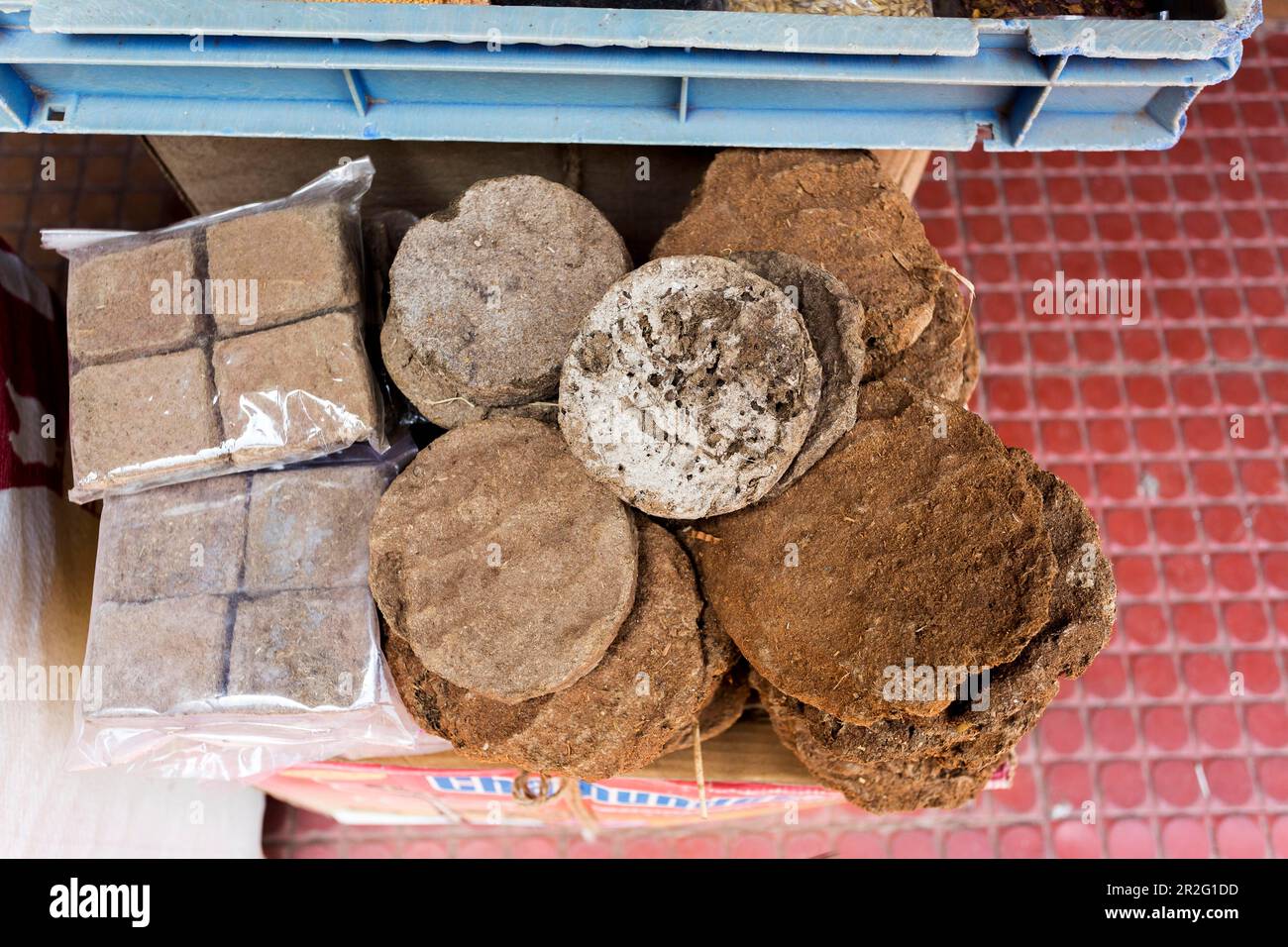 Getrockneter Kuhmist als Angebot oder zu Heizzwecken, Street Scene Bhuleshwar District, Mumbai, Maharashtra, Indien Stockfoto