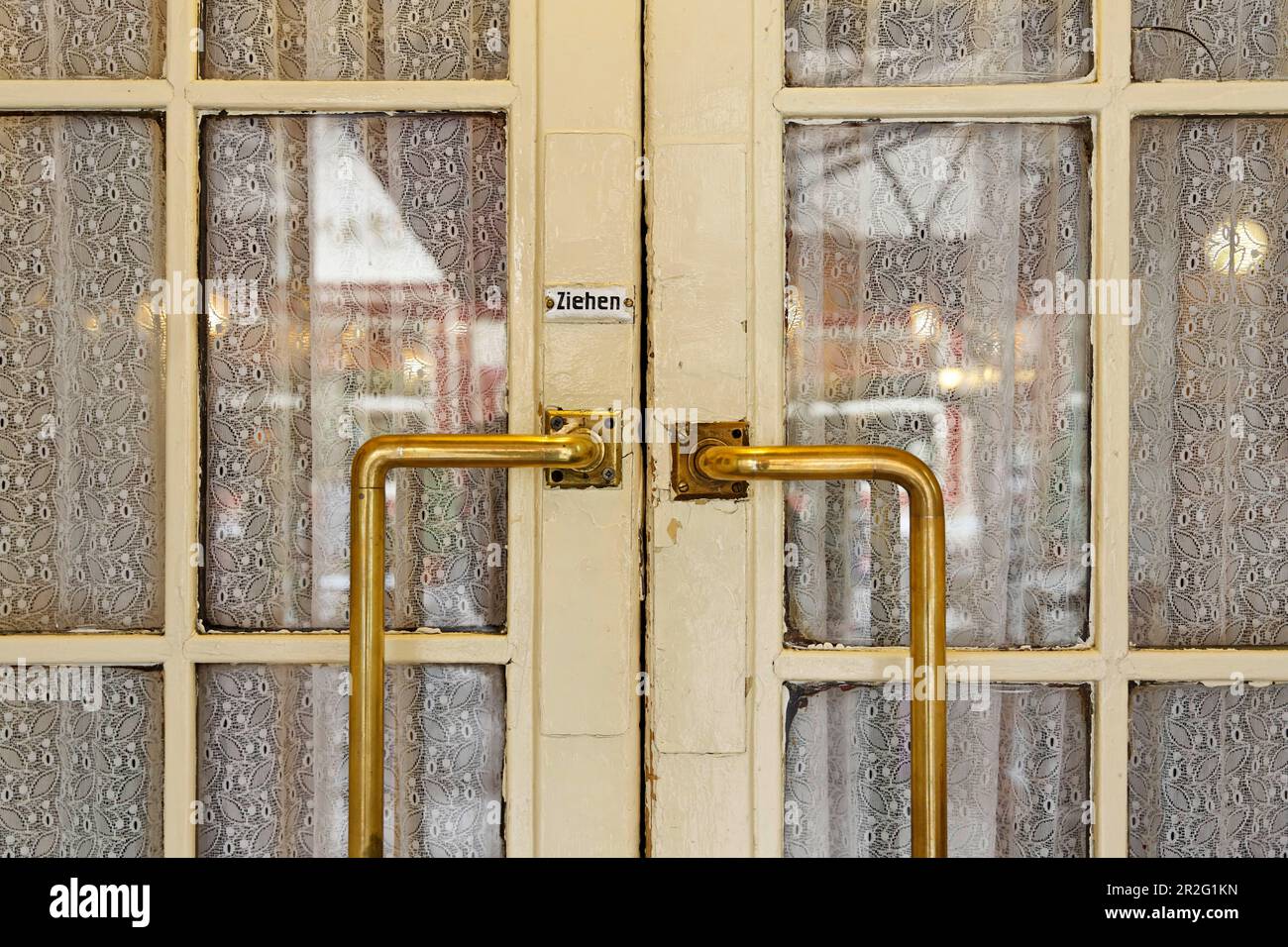 Alte Doppeltür, Eingang zu einem traditionellen Kaffeehaus, Wien, Österreich Stockfoto