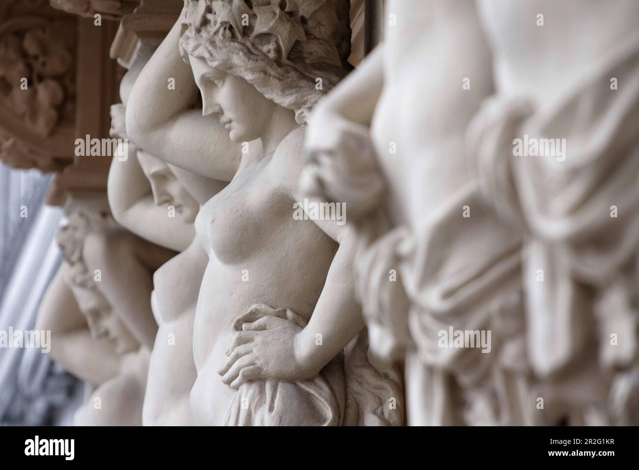 Jugendstilfiguren an der Fassade, Blick auf die Stadt Wien, Wien, Österreich Stockfoto