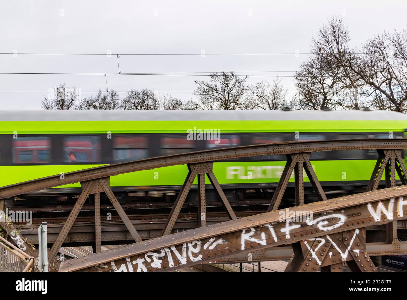 Bogenbrücken am Stuttgarter Nordbahnhof mit Flixtrain, Symbolfoto, Bahnbrücken renovierungsbedürftig mit Bewegungsunschärfe, Stuttgart Stockfoto