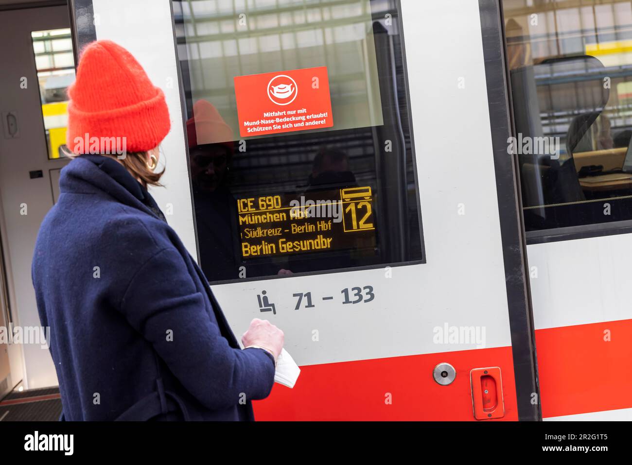 ICE 690 von München nach Berlin, Aufkleber weist darauf hin, dass Masken im Zug, Stuttgart, Baden-Württemberg, Deutschland, vorgeschrieben sind Stockfoto